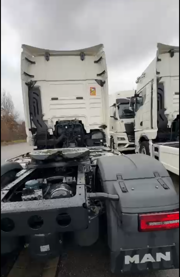 Camion MAN alb cu logo L pe parbriz